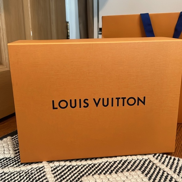 Louis Vuitton paper shopping bag and box - Picture 2 of 2